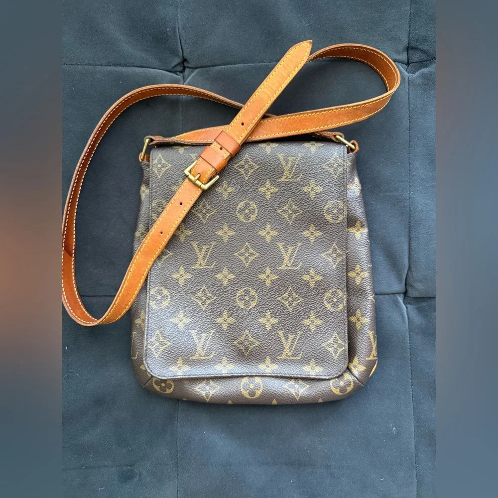 Louis Vuitton Authenticate Monogram shoulder Bag